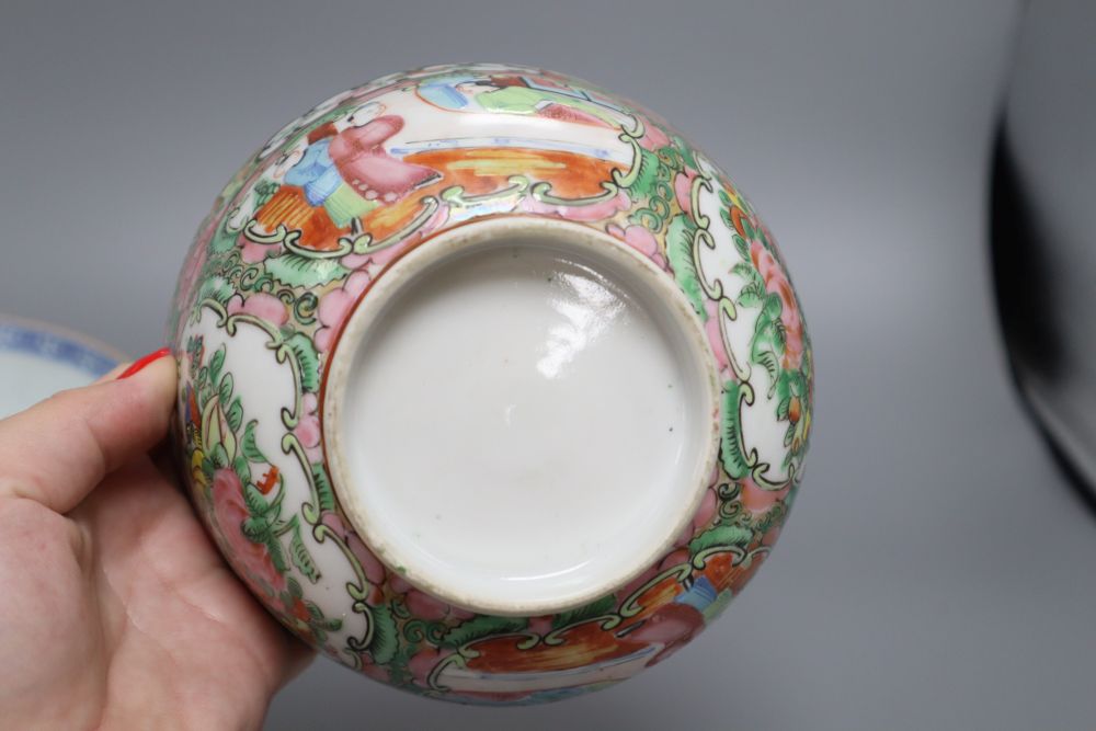 A Chinese blue and white bowl, a famille rose bowl and a famille verte saucer, largest diameter 20cm